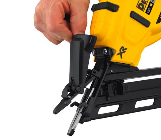 Pistol de bătut cuie cu acumulator (fără baterii) DEWALT DCN650N 18V-2