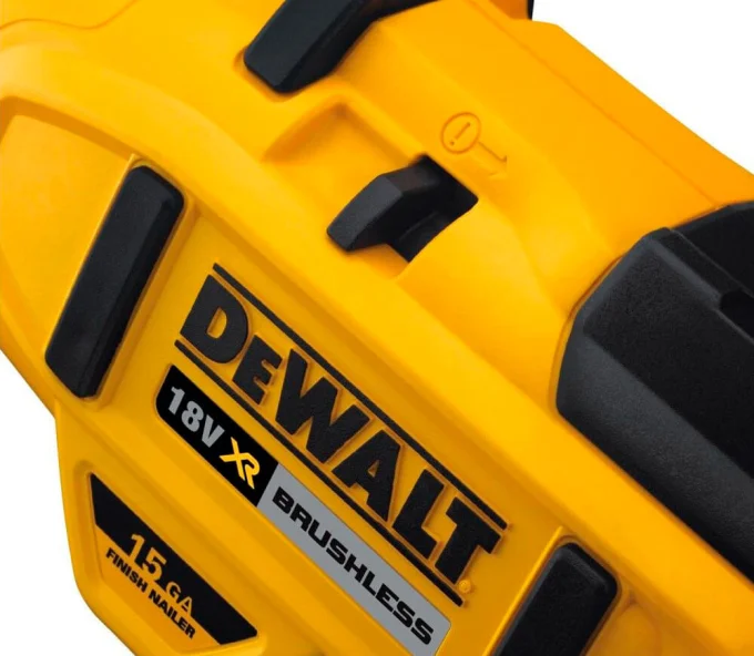 Pistol de bătut cuie cu acumulator (fără baterii) DEWALT DCN650N 18V-3