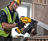 Pistol de bătut cuie cu acumulator (fără baterii) DEWALT DCN650N 18V-6