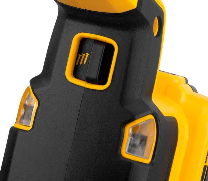 Pistol de bătut cuie cu acumulator (fără baterii) DEWALT DCN682N  18V-4