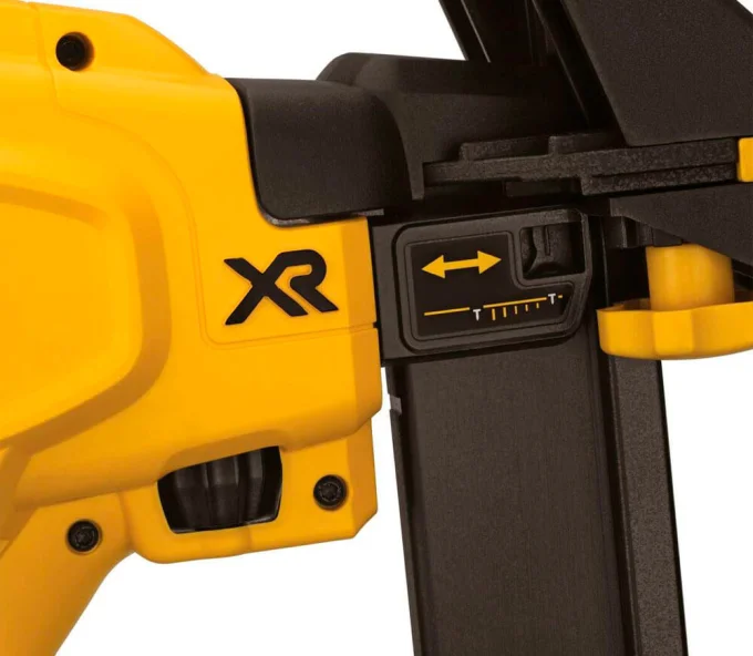 Pistol de bătut cuie cu acumulator (fără baterii) DEWALT DCN682N  18V-5