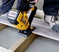 Pistol de bătut cuie cu acumulator (fără baterii) DEWALT DCN682N  18V-11