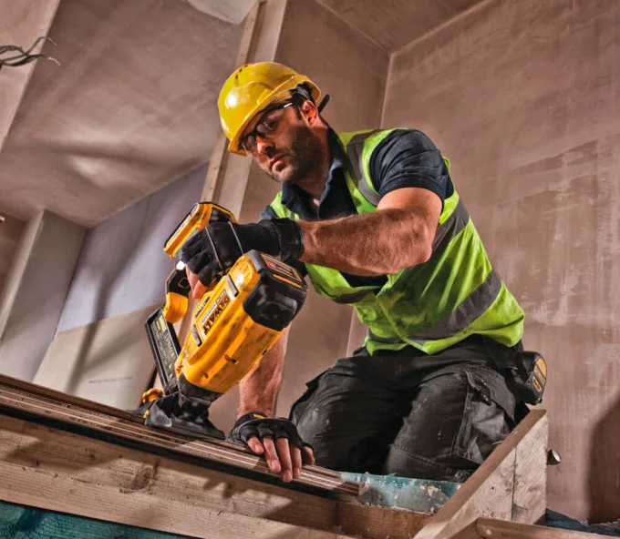 Pistol de bătut cuie cu acumulator (fără baterii) DEWALT DCN682N  18V-10