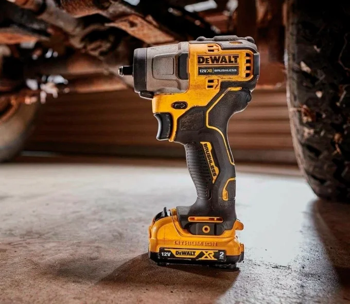 Гайковерт DEWALT DCF902N 200вт 168Нм-3