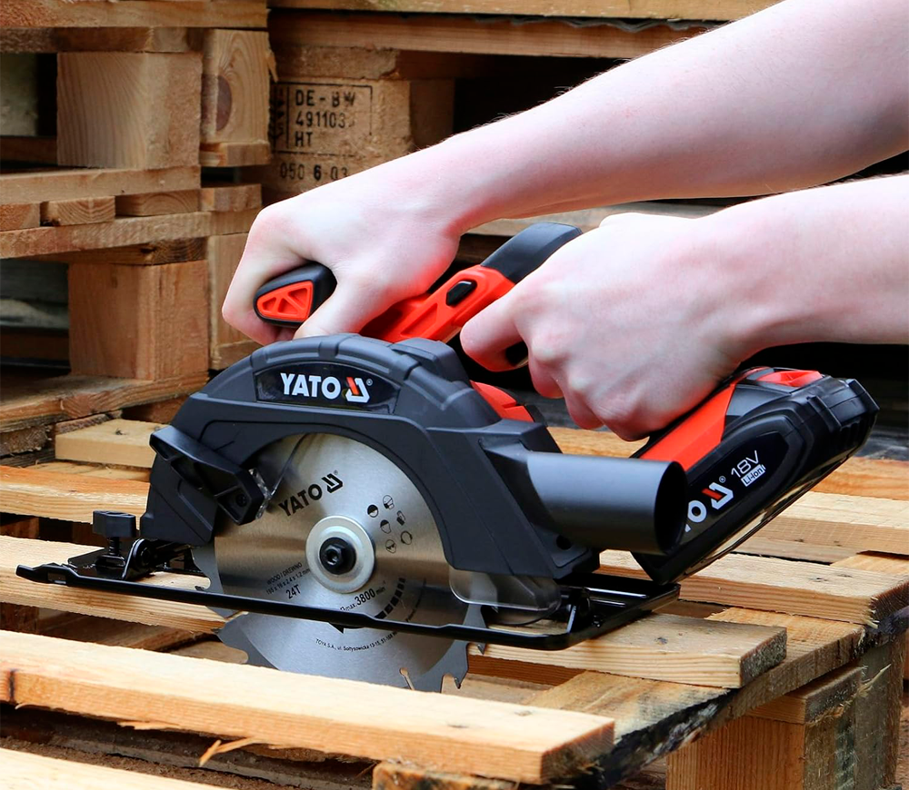 Дисковая пила аккумуляторная YATO YT82810 165мм 18В 2Ач photo 1