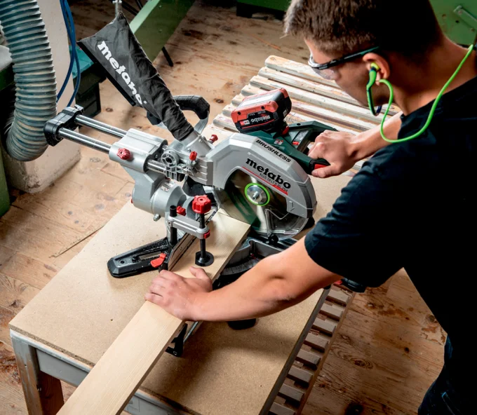 Торцовочная пила аккумуляторная METABO KGS 18 LTX BL 254 18В 4Ач 254мм-4