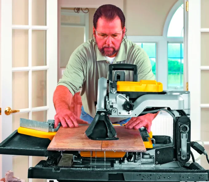 Плиткорез электрический 1600вт 610мм DEWALT D24000S-8