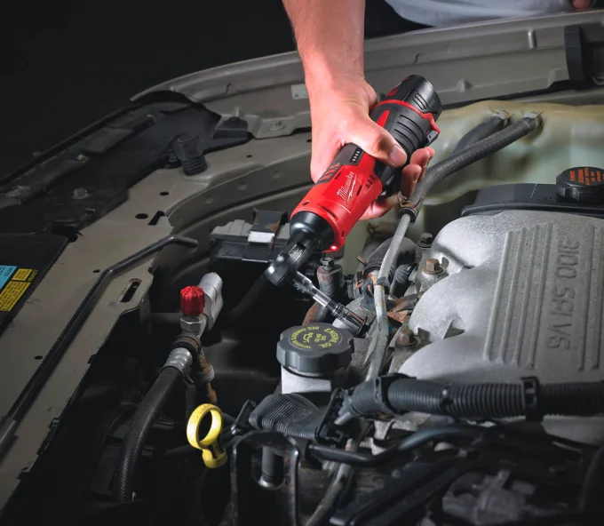 Трещотка аккумуляторная 18В 2Ач MILWAUKEE M12 IR-201B 3/8 47Нм-7