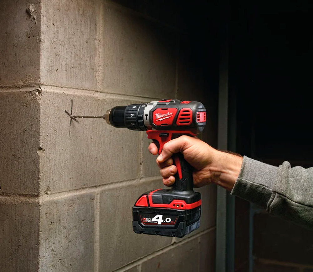 Шуруповёрт аккумуляторный ударный MILWAUKEE M18 BPD-202C 18В 2Ач photo 1