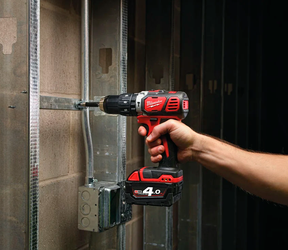 Шуруповёрт аккумуляторный ударный MILWAUKEE M18 BPD-202C 18В 2Ач photo 2