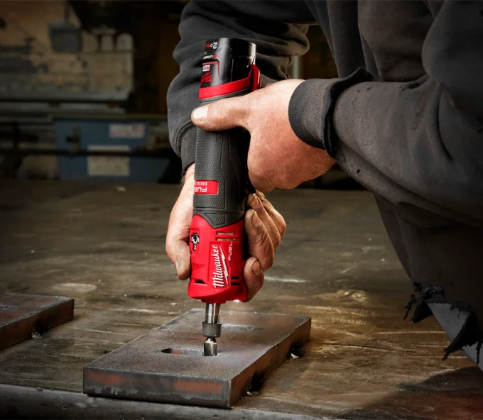 Polizor drept fără fir (fără bat) MILWAUKEE M12FDGS-0 12V-6