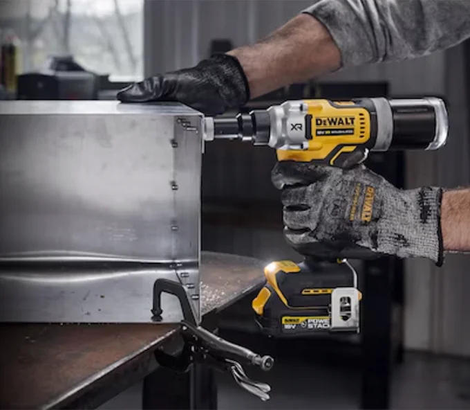 Заклёпочник аккумуляторный (без АКБ) DEWALT DCF414NT 18В-7