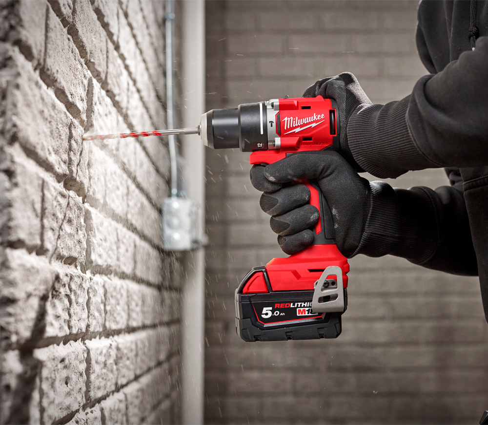 Шуруповёрт аккумуляторный ударный MILWAUKEE M18 BLPDRCMC-402C 18В 4Ач photo 2