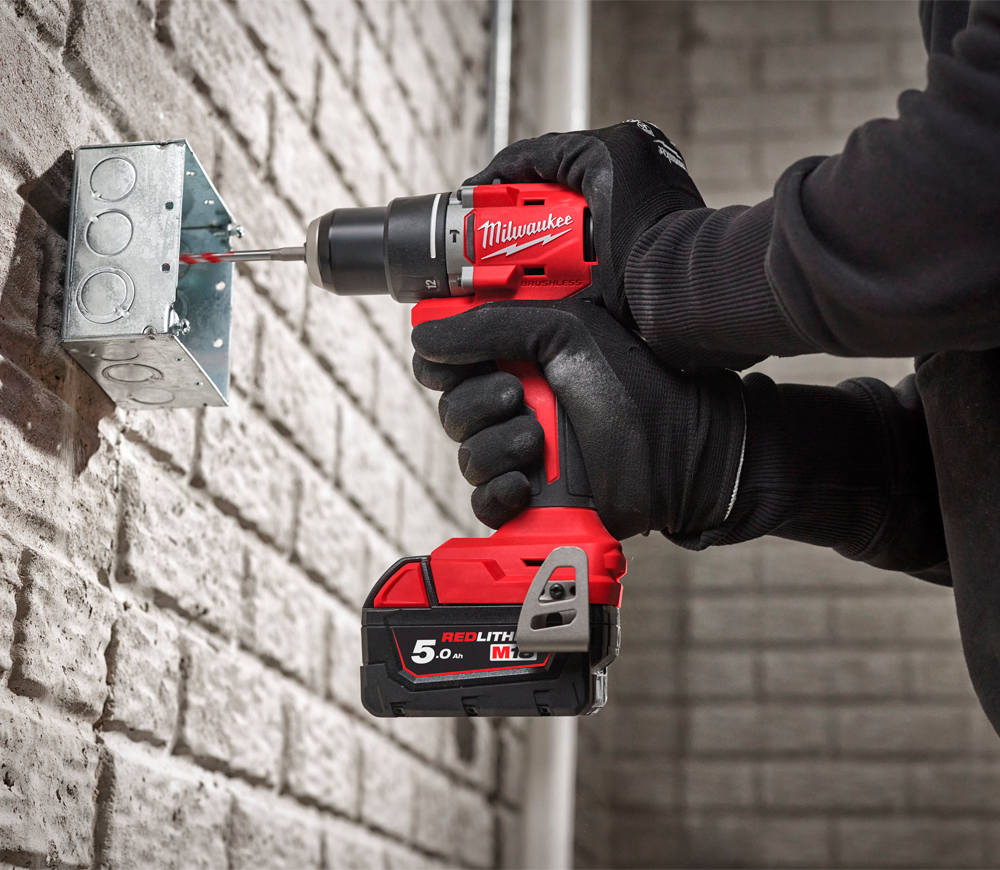 Шуруповёрт аккумуляторный ударный MILWAUKEE M18 BLPDRCMC-402C 18В 4Ач photo 3