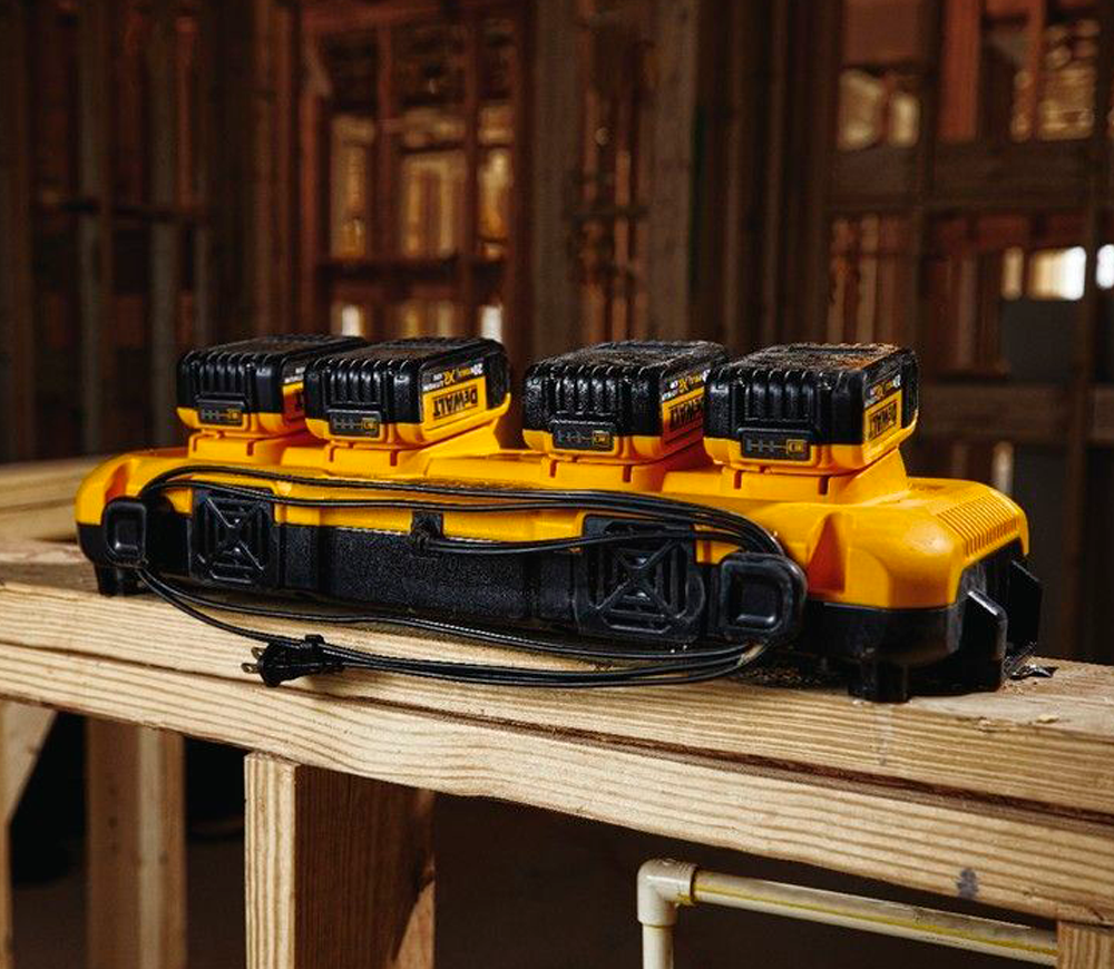 Încărcător DEWALT DCB104 450w 8A photo 1