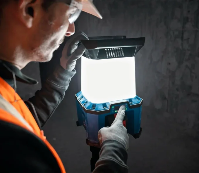 Lanternă construcții cu acumulator BOSCH GLA 18VH-7500 Professional (Solo) 3750/7500lm 18V-7
