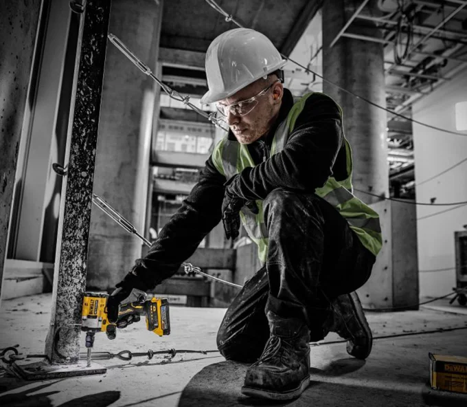 Гайковерт аккумуляторный (без АКБ) DEWALT DCF921NT-XJ 18В  610Нм-6