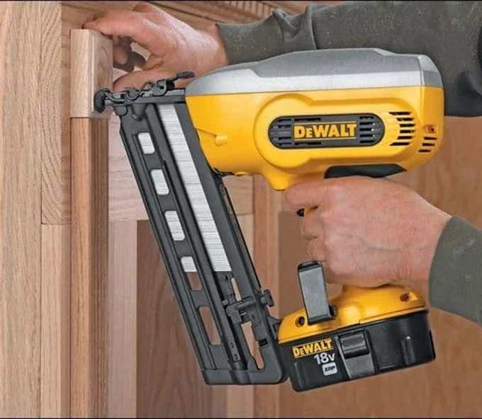 Pistol de cuie cu acumulator DEWALT DC618KB  18V 2.6Ah-2