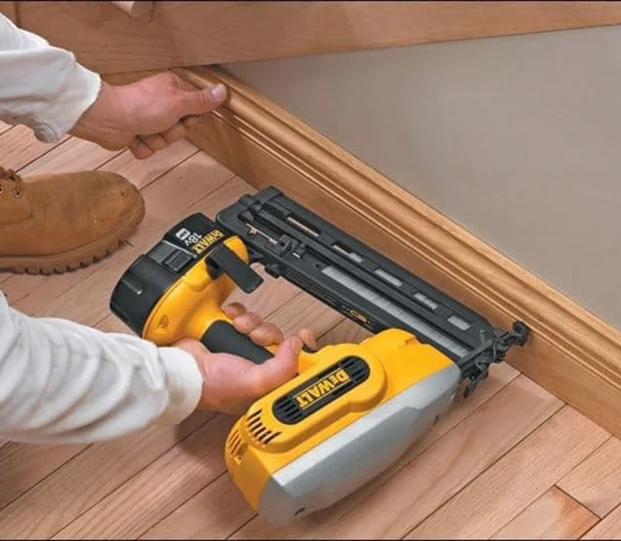Pistol de cuie cu acumulator DEWALT DC618KB  18V 2.6Ah-3