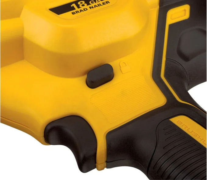 Pistol de cuie cu acumulator (fără bat) DEWALT DCN680NT-XJ 18V-4