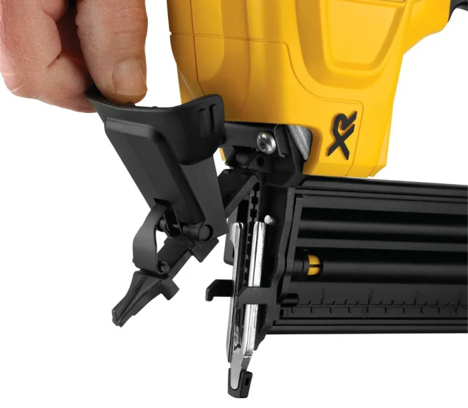 Pistol de cuie cu acumulator (fără bat) DEWALT DCN680NT-XJ 18V-6