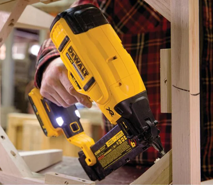 Pistol de cuie cu acumulator (fără bat) DEWALT DCN680NT-XJ 18V-8