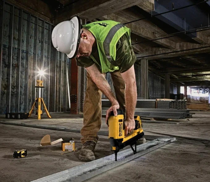 Степлер аккумуляторный DEWALT DGN845D1-QW  18В 2Ач-7