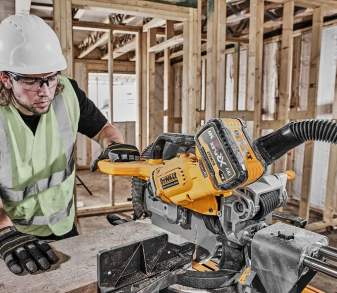 Торцовочная пила аккумуляторная 54В 9Ач DEWALT DCS781X2-QW 305мм-9