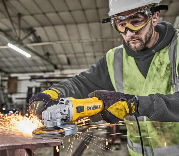 Угловая шлифмашина DEWALT DWE4036-QS 750вт 115мм-4