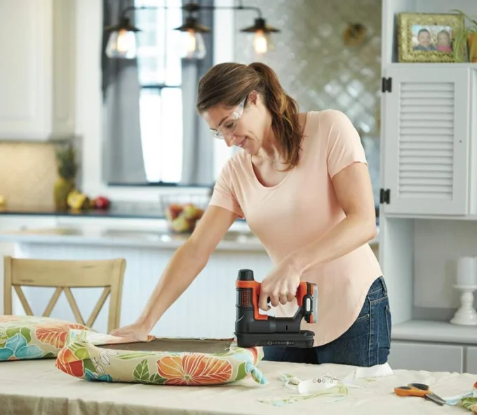 Степлер аккумуляторный (без АКБ) BLACK&DECKER BDCT12N 20уд/мин 12В-4
