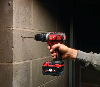 Шуруповёрт аккумуляторный ударный MILWAUKEE M18 BPD-202C 18В 2Ач photo 1