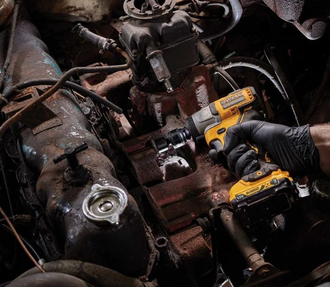 Mașină de înșurubat cu impact cu acumulator DEWALT DCF902D2 18 V 2 Ah 168 Nm-3